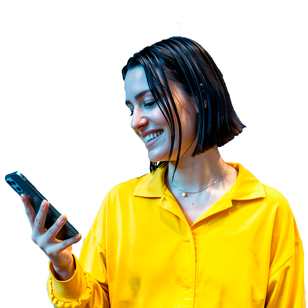 Mulher segurando o celular